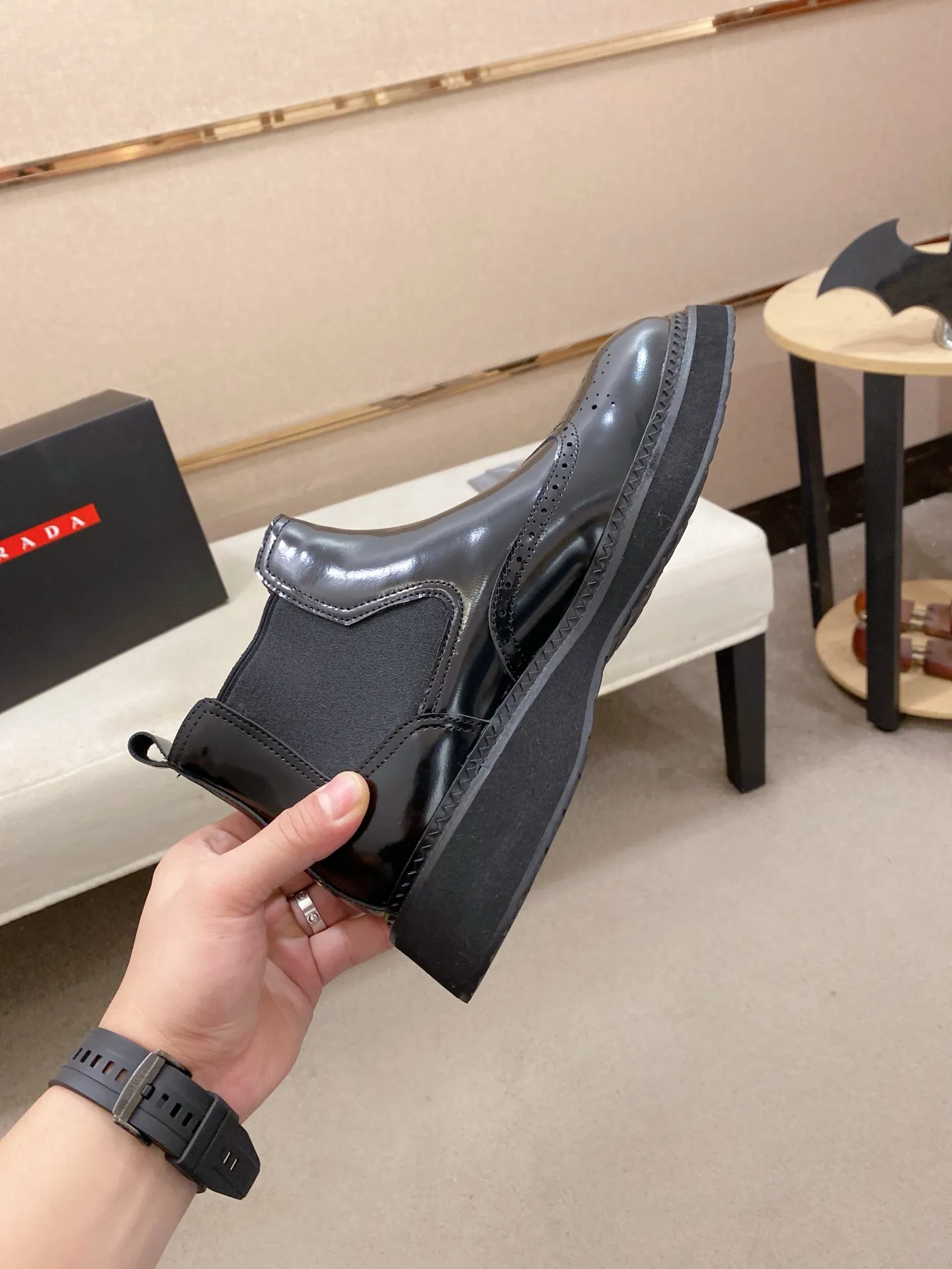 Factory price 760💰 Leather lining optional! 🍁🍁High-quality new PRADA counters are launched at the same time. The new men's shoes and 😘fabric are selected from imported lacquered first-layer cowhide and imported cowhide lining. 👍🏿 High-end ☄️ air-cushion molded anti-slip rubber outsole, exquisite lines, simple and elegant, comfortable and high-end for leisure travel. Code number: 38 to 45